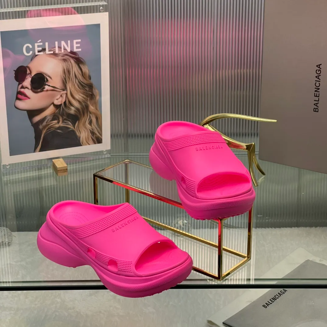 👟👟Ex-factory price 380👟👟 35-41 ‍🔥 ‍🔥 ‍🔥Balenciaga’s latest hole-in-the-wall slippers are now available! 🎉🎉🎉A sandal that is popular on Instagram, 🎊🎊🎊 and all major platforms of Xiaohongshu! Made of high-tech materials and molded in one piece, it is lightweight, wear-resistant, and waterproof! ✨✨✨ The heel height is 6CM. The colors are being added one after another to meet your various color combinations and different needs. A very cost-effective product!